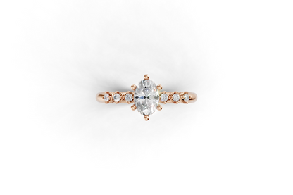 Μονόπετρο οβάλ και πλαϊνές πέτρες με δοντάκια!