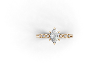 Μονόπετρο οβάλ και πλαϊνές πέτρες με δοντάκια!