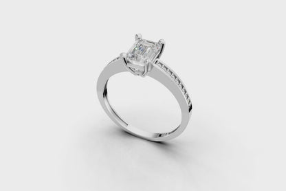 Μονόπετρο με emerald cut διαμάντι και πλαϊνές εσωτερικά στην γάμπα!