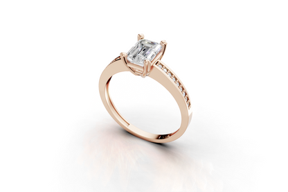 Μονόπετρο με emerald cut διαμάντι και πλαϊνές εσωτερικά στην γάμπα!