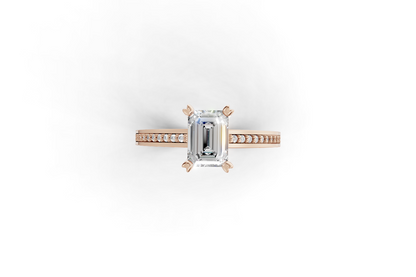 Μονόπετρο με emerald cut διαμάντι και πλαϊνές εσωτερικά στην γάμπα!